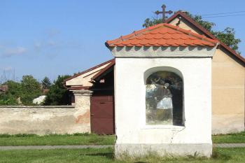 Veltruby u Kolína, výklenková kaple sv. Jana Nepomuckého. (© Pavel Vítek 11/2023)