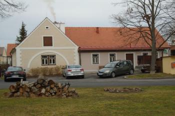 dům čp. 12 (bývalá kovárna - viz zazděný výklenek se dvěmi okny a obloukem klenby) (© Jaroslav Špiroch  02/2024)
