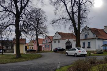 pohled na usedlosti čp. 4 (vpravo) a čp. 5, za stromem vlevo kaple sv. Jana Nepomuckého (© Jaroslav Špiroch  02/2024)