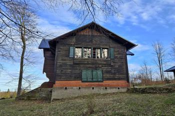 západní průčelí zámečku (© Jan P. Štěpánek  04/2024)