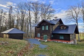 celkový pohled na areál loveckého zámečku od jihovýchodu (© Jan P. Štěpánek  04/2024)