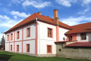 Městský dům č. p. 111 v Nových Dvorech u Kutné Hory. (© Pavel Vítek 11/2023)