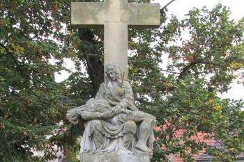 Sousoší Piety pod Křížem v Týnci nad Labem. (© Pavel Vítek 11/2023)