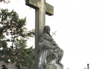 Sousoší Piety pod Křížem v Týnci nad Labem. (© Pavel Vítek 11/2023)