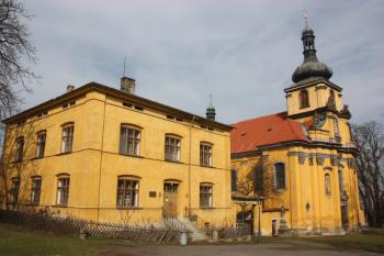 Kostel a fara od jihovýchodu ( © Ivan Grisa 03/2010)