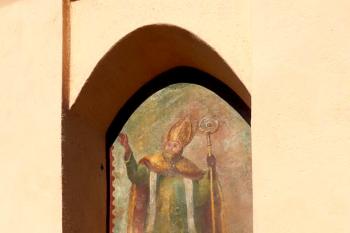 Výklenková kaple sv. Vojtěcha ve Veltrubech u Kolína. (© Pavel Vítek 11/2023)