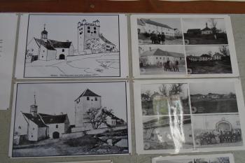 jeden z informačních tabulí s historickými fotografiemi vsí a osad, patřících k obci Bohdalovice. (© Jaroslav Špiroch  04/2024)