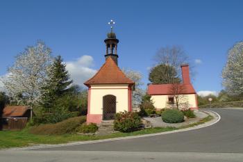 celkový pohled na kapli od východu, vpravo hasičská zbrojnice (© Jaroslav Špiroch  04/2024)