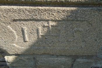 kamenná výklenková kaplička u jižní strany lodě kostela nedaleko vstupu - spodní část (© Jaroslav Špiroch  04/2024)