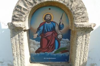 kamenná výklenková kaplička u jižní strany lodě kostela nedaleko vstupu - obraz sv. Bartoloměje (© Jaroslav Špiroch  04/2024)