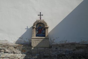 kamenná výklenková kaplička u jižní strany lodě kostela nedaleko vstupu (© Jaroslav Špiroch  04/2024)