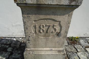 letopočet na kamenném podstavci kříže (© Jaroslav Špiroch  04/2024)