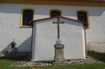 kříž na kamenném podstavci u předsíně na jižní straně lodi (© Jaroslav Špiroch  04/2024)