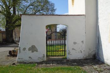 vstupní branka na bývalý hřbitov v areálu kostela (© Jaroslav Špiroch  04/2024)