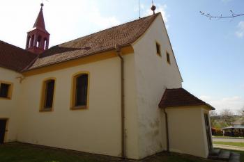 loď se vstupní předsíňkou ze severozápadu (© Jaroslav Špiroch  04/2024)