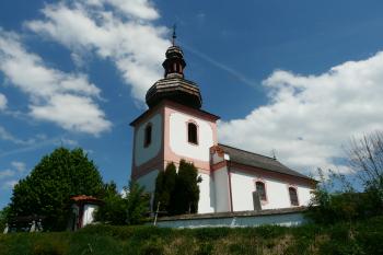 kostel s hřbitovem (© Alena Volná, 05/2011)