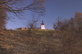 nejzápadnější cíp - pohled ke gotickému kostelu (2003 ©Jiří Marounek)