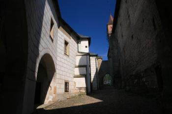 Soutka mezi Biebersteinským (vlevo) a Hazmburským palácem ( © Stanislav Šůna 04/2011)