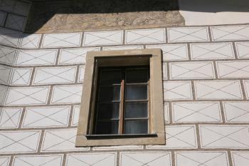 Pozůstatek sgrafitového vlysu nad okny posledního patra biebersteinského paláce ( © Stanislav Šůna 04/2011)