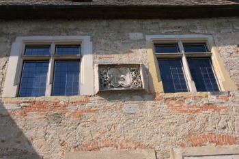 Šelmberský znak mezi okny I. patra stejnojmenného paláce ( © Stanislav Šůna 04/2011)