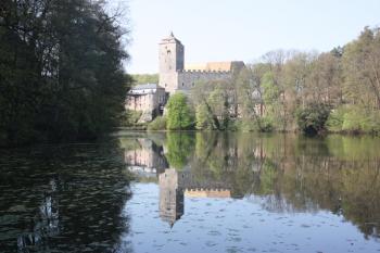 Hrad z levého břehu Bílého rybníka ( © Ivan Grisa 04/2011)
