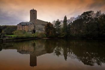 Hrad od Rybníka. ( © Radovan Smokoň 10/2011)