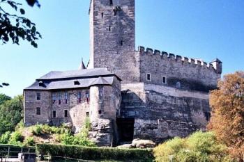 hrad od rybníka (© Miroslav Rybáček 2003)