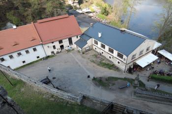 Hrad Kost - pohled na pivovar a restauraci z hradeb (© aleshwarrior, 04/2017)