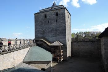 Hrad Kost - pohled na Bílou věž z hradeb (© aleshwarrior, 04/2017)