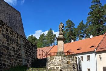 socha sv. Jana Nepomuckého v předhradí (© Marcela Váňová  09/2025)