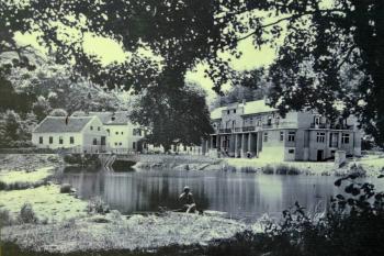 Clekový pohled na Hotel Gruber (vpravo) s bývalým mlýnem (vlevo)  přes řeku Dyji na snímku K. Nathera z roku 1937 (© Karel Nather 1937)