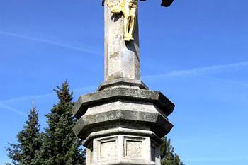 Kříž v obci Jestřabí Lhota v okrese Kolín. (© Pavel Vítek 11/2023)
