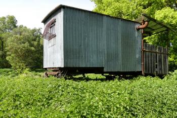 černá stavba na slovenské straně s výzvou k odstranění (© Yarda Domin  05/2024)
