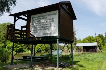 jediný udržovaný rybářský domek - s nápisem pro zasmání (© Yarda Domin  05/2024)