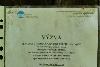 text výzvy k odstarnění černých staveb (© Yarda Domin  05/2024)