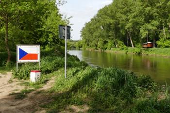 hraniční kámen C se státní vlajkou (© Yarda Domin  05/2024)