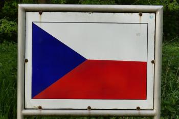 hraniční kámen C se státní vlajkou (© Yarda Domin 05/2024)
