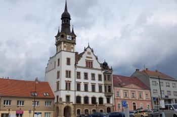 Radnice v Hustopečích, vpravo budova staré radnice (© Ivo Rozehnal  05/2024)