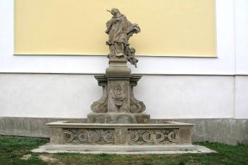 Socha sv. Jana Nepomuckého v Zábřehu u kostela. (© Pavel Vítek 09/2023)