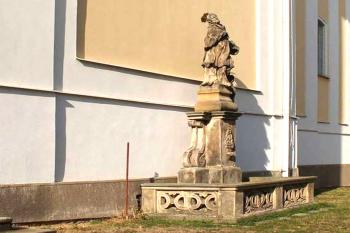 Socha sv. Jana Nepomuckého v Zábřehu u kostela. (© Pavel Vítek 09/2023)