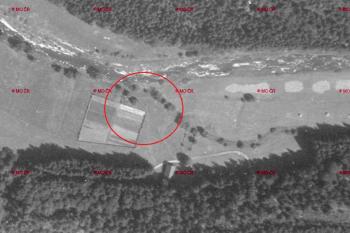 Vyznačení místa areálu zaniklého mlýna na leteckém snímku z roku 1947. Velmi hezky jde vidět místo, kudy se klikatil bývalý mlýnský náhon  (© Snímky LMS © MO ČR)