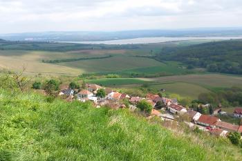 Pohled od Sirotčího hrádku na Dolní nádrž, tzv. Novomlýnskou (© Ivo Rozehnal  04/2024)