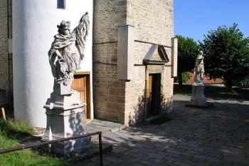 Sochařská výzdoba ( © Roman Řezáč 07/2004)