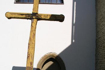 Kříž s portálkem ( © Roman Řezáč 07/2004)