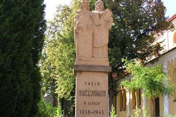 Památník u kostela ( © Roman Řezáč 07/2004)