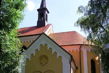 Pohled od hřbitova za kostelem ( © Roman Řezáč 07/2004)