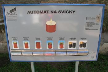 Poněkud nevkusný doplněk hřbitova ( © Roman Řezáč 07/2004)