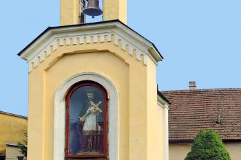 Výklenková kaplička sv. Jana Nepomuckého v Tupadlech u Čáslavi. (© Pavel Vítek 11/2023)