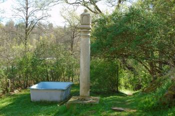 současné umístění božích muk nedaleko výklenkové kaple nad zázračným pramenem (© Marcela Váňová  04/2024)