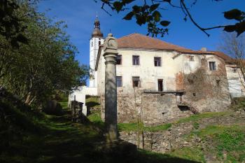současné umístění božích muk nedaleko výklenkové kaple (vlevo) nad zázračným pramenem a někdejšího hostince se školou (vpravo) (© Marcela Váňová  04/2024)